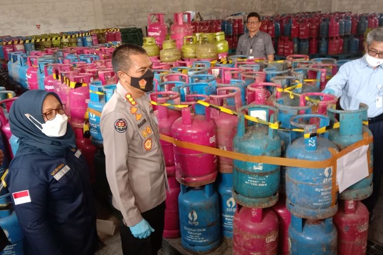 Kabidhumas Polda Jabar Kombes Ibrahim Tompo tengah memperlihatkan barang bukti gas bersubsidi yang dipindahkan ke tabung gas non subsidi yang kemudian di jual ke konsumen di Jakarta, Bogor, Subang hingga Bekasi. Akibatnya Negara dirugikan sebesar Rp.8 miliar