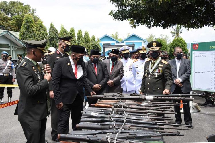 Pangdam XVI Pattimura, Mayjen TNI Bambang Ismawan dan Gubernur Maluku Murad Ismail, Ketua DPRD Maluku dan Kapolda Maluku Irjen Pol Refdi Andri melihat ratusan senjata api rakitan yang akan musnahkan di markas Kodam Pattimura, Selasa (5/10/2021)