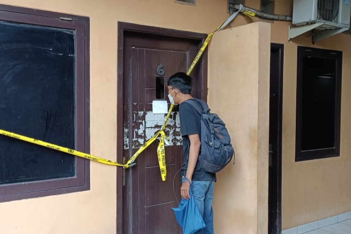 Seorang warga saat melihat kondisi tempat penemuan jasad seorang perempuan yang ditemukan dalam dua boks kontainer di wilayah Desa Lambangsari, Tambun Selatan, Kabupaten Bekasi, Jumat (30/12/2022) dini hari.