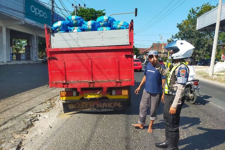 Polisi di Sumenep saat memberikan Imbauan kepada sopir truk pengangkut garam, Selasa (26/9/2023). 