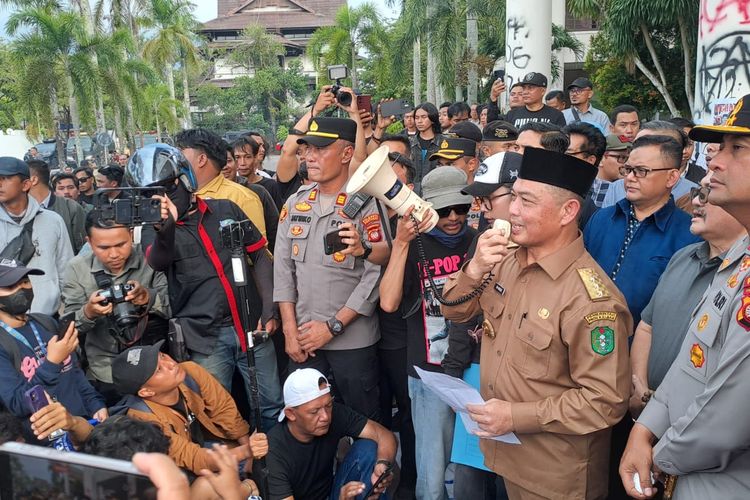 Temui Mahasiswa di DPRD Kalbar, Gubernur Norsan: Kalian Seperti Anak Saya