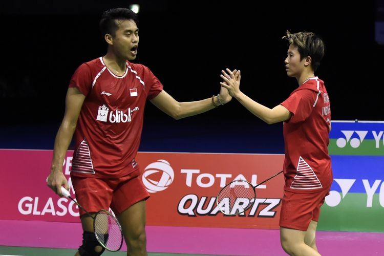 Pebulu tangkis Indonesia Tontowi Ahmad/Liliyana Natsir, berlaga dalam laga final partai ganda campuran di Kejuaraan Dunia Bulu Tangkis 2017, di Emirates Arena, Glasgow, Skotlandia, Minggu (27/8/2017). Mereka berhasil mengalahkan pasangan ganda campuran asal China Zheng Siwei/Chen Qingchen.