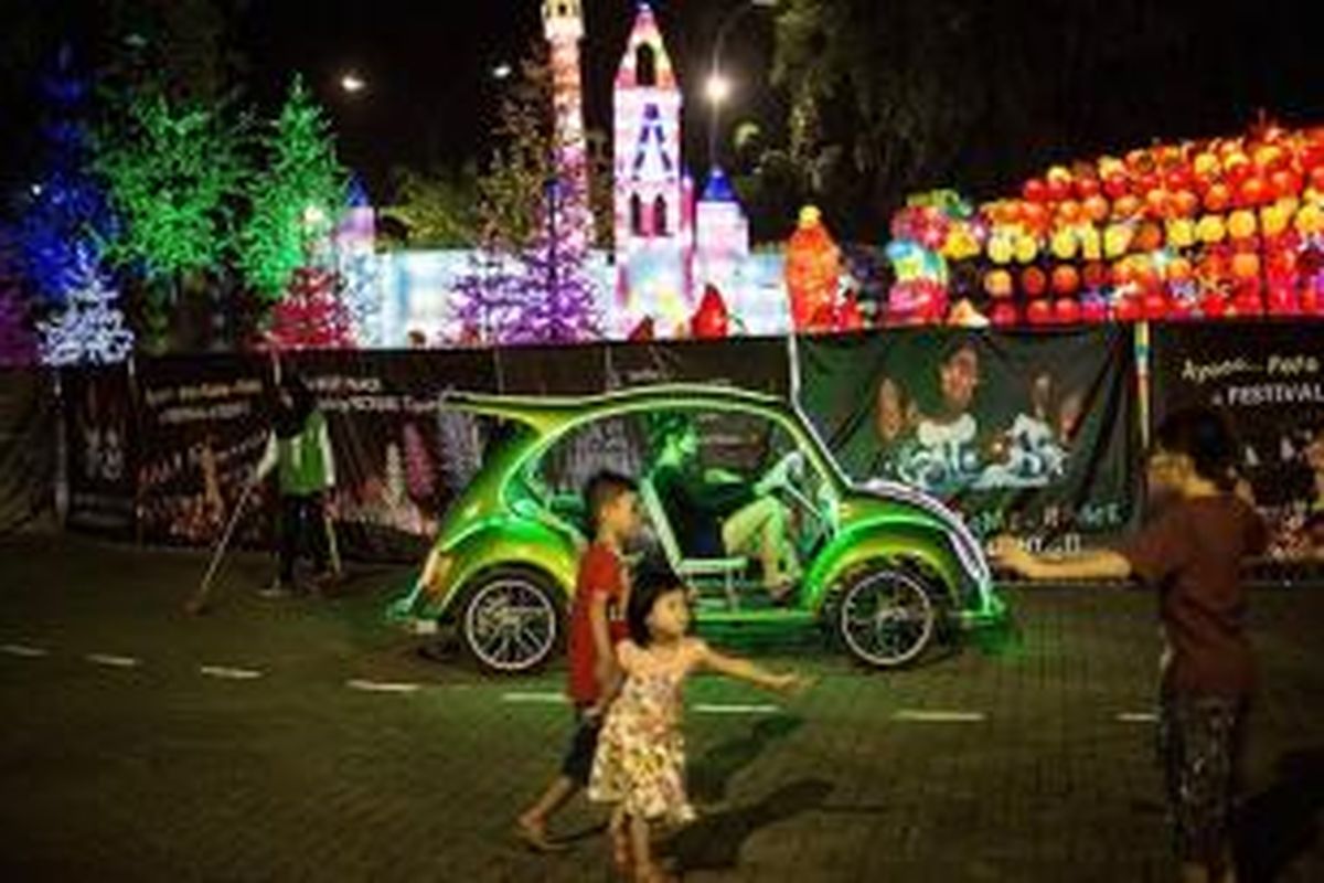 Festival of Light memeriahkan Jakarta Fair Kemayoran (JFK) di Jakarta, Senin (1/6). JFK yang berlangsung selama 38 hari itu diikuti 2.700 perusahaan peserta yang 40 persen di antaranya UMKM.