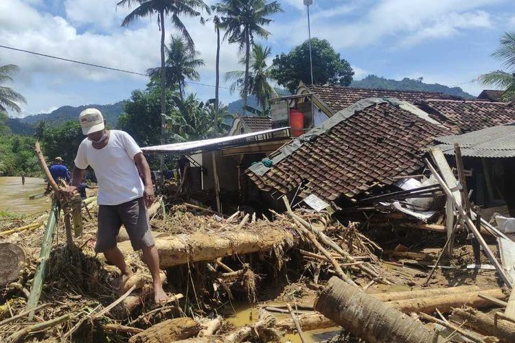 Tumpukan material kayu yang terbawa arus banjir bandang di Trenggalek Jawa Timur,hingga merusak rumah warga, Senin (10/10/2022).