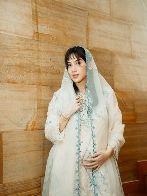 Intip 7 detail gaya anggun Adinda Thomas saat tasyakuran 4 bulanan. Tampil manis & bersahaja dengan bordir biru yang penuh inspirasi.