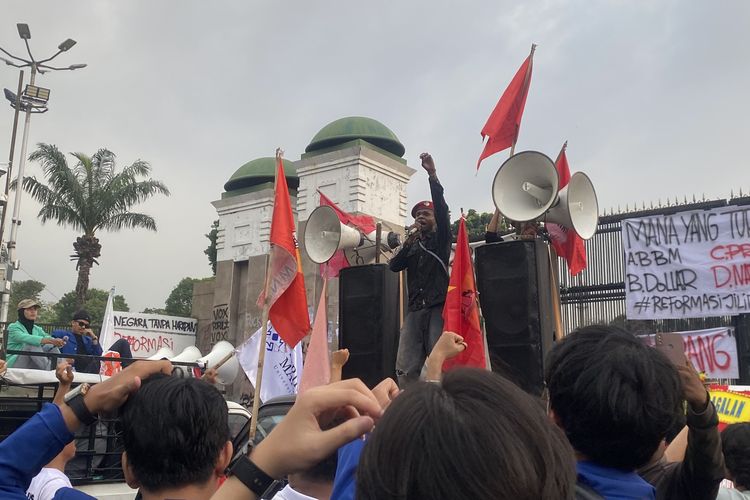 Aksi Mahasiswa Papua di DPR: Evaluasi MBG, Banyak Ibu Hamil Melahirkan di Hutan