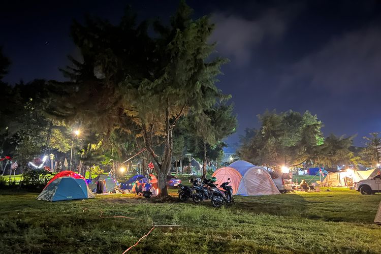 Area Berkemah dan Camper Van di Tawangmangu Wonder Park, Karanganyar, Jawa Tengah, Sabtu (16/8/2025).