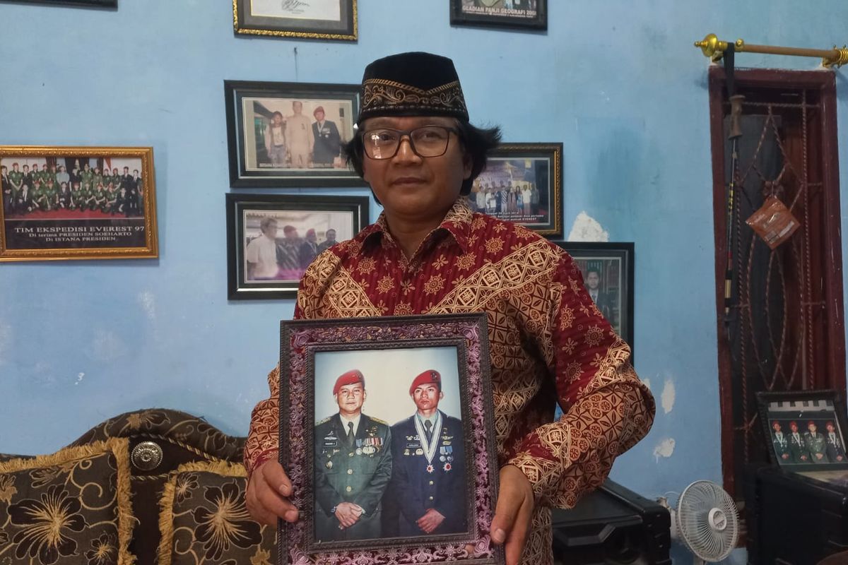 Asmujiono menunjukkan foto bersama Presiden Prabowo semasa sama-sama bertugas di TNI Angkatan Darat.