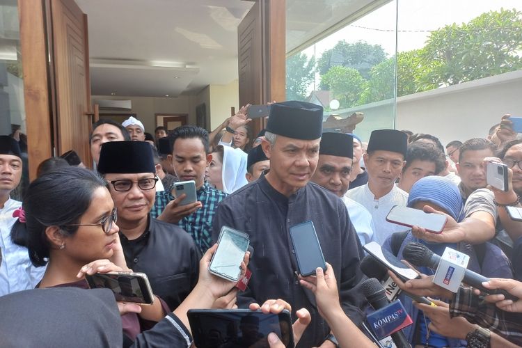 Bakal calon presiden (Bacapres) Ganjar Pranowo melayat ke rumah duka almarhum Desmond di Jalan Saco 1, No.1 RT 1/RW 4, Ragunan, Jakarta Selatan pada Sabtu (24/6/2023).  