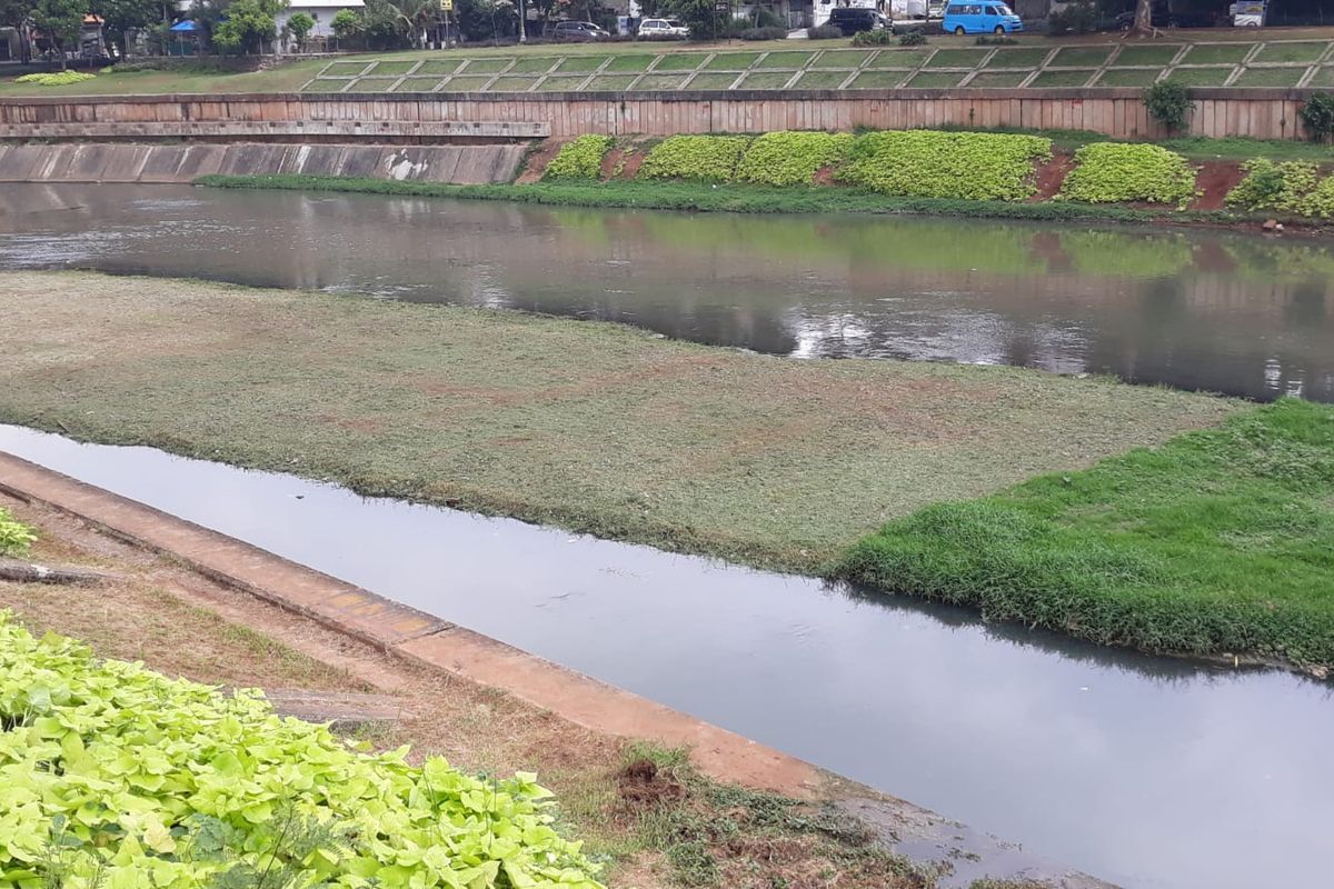 Musim kemarau mengakibatkan aliran di Kanal Banjir Timur (KBT) di Kelurahan Cipinang Besar Selatan, Kecamatan Jatinegara, Jakarta Timur, surut. Foto diambil pada Jumat (8/10/2021).