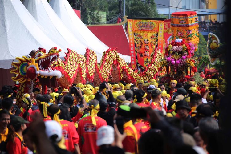 Prosesi 12 Tahunan Gotong Toapekong merupakan ritual mengarak patung Dewi Kwan Im Hud Couw dan patung dewa-dewi lain dalam kepercayaan Tionghoa. 