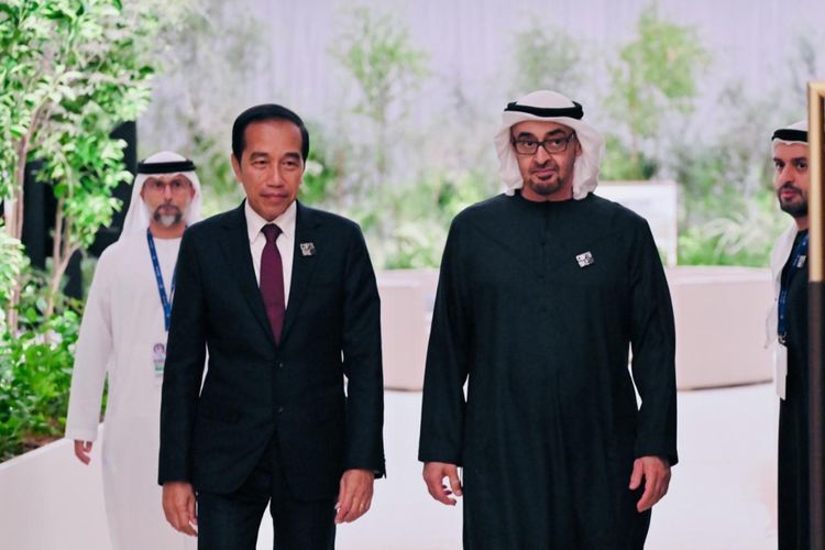 Presiden Joko Widodo saat bertemu secara empat mata dengan Presiden Uni Emirat Arab (UEA) Sheikh Mohamed bin Zayed Al Nahyan (MBZ) di Leadership Paviliun, Expo City Dubai, pada Jumat (1/12/2023). 