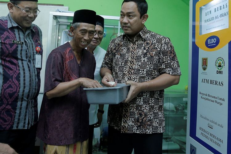 Hendrar Prihadi meresmikan ATM Beras usai sholat duhur berjamaah di Masjid Al-Amin, Kelurahan Mugassari, Semarang Selatan, Selasa (7/5/2019).