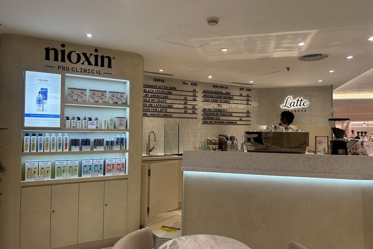 Penampilan store OPI Indonesia di Plaza Indonesia dengan Korean Cafe bernama Latte Lacquer, yang mengusung konsep sip, shine, dan self care di Plaza Indonesia, Jumat (24/10/2025).