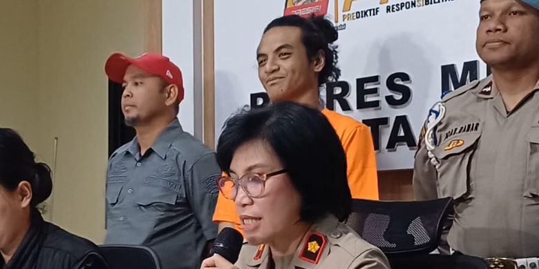 Senyum Vadel Badjideh Saat Mengenakan Baju Tahanan - Kompas.com