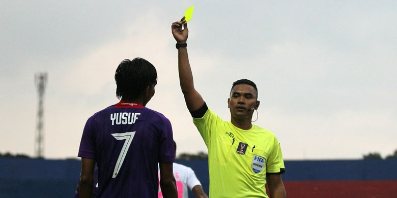 Pemain Persik Kediri Yusuf Meilana Fuad Burhani mendapat kartu kuning dari wasit Sance Lawita saat pertandingan babak penyisihan Grup D Piala Presiden 2022 melawan Persikabo 1973 yang berakhir dengan skor 0-1 di Stadion Kanjuruhan Kepanjen, Kabupaten Malang, Minggu (12/6/2022) sore.