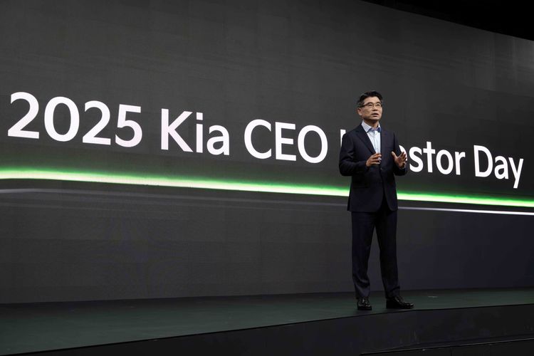 Ho Sung Song, Presiden dan CEO Kia Motor Corporation, saat mengumumkan strategi bisnis jangka menengah dan panjang serta target keuangan di acara CEO Investor Day yang diadakan di Seoul, Korea Selatan.