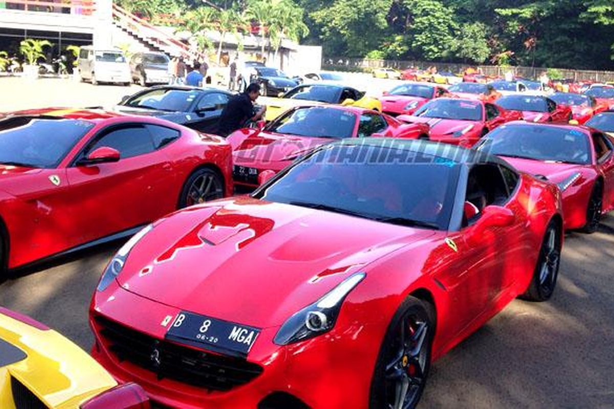 Peserta touring Ferrari Owners Club Indonesia (FOCI).