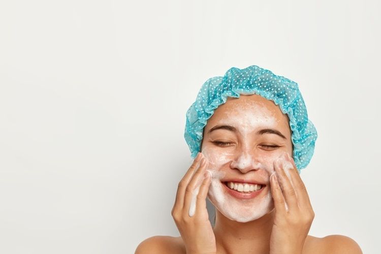 Selain mencari cara mencuci muka yang benar, penting untuk memastikan sabun muka yang digunakan sudah sesuai kondisi kulit.