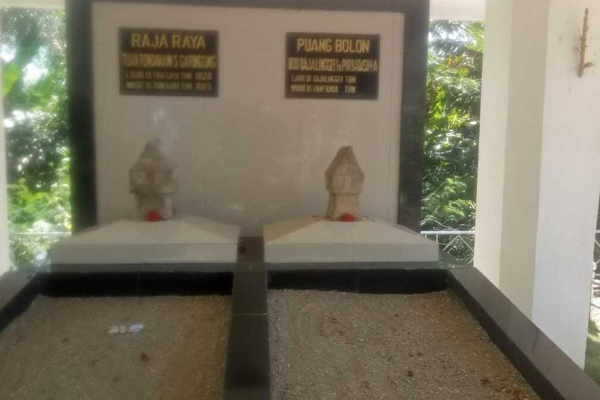 Foto: Makam Raja Raya Tuan Rondahaim Saragih Garingging di Desa Aman Raya, Kecamatan Raya, Kabupaten Simalungun, Provinsi Sumatera Utara. Rondahaim dimakamkan berdampingan dengan Puang Bolon (istri) Bou Bajalinggei Br. Purba Dasuha.|Dok: Lukman Rudi Saragih Garingging