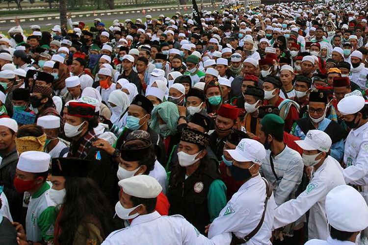 Mass of FPI members await their chief Rizieq Shihab  to come home from his exile in Saudi Arabia on Tuesday (10/11/2020)