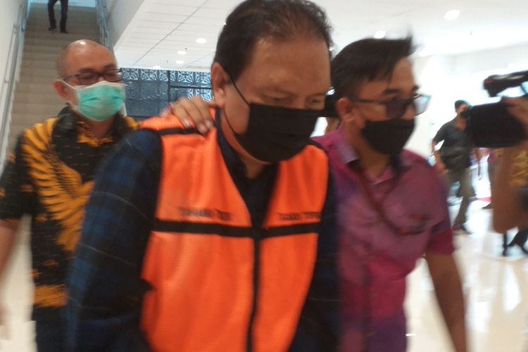 Terdakwa kasus korupsi Arya Wijaya saat diamankan di Kejati Riau, Jumat (22/4/2022). Ia diburu setelah buron selama enam tahun.