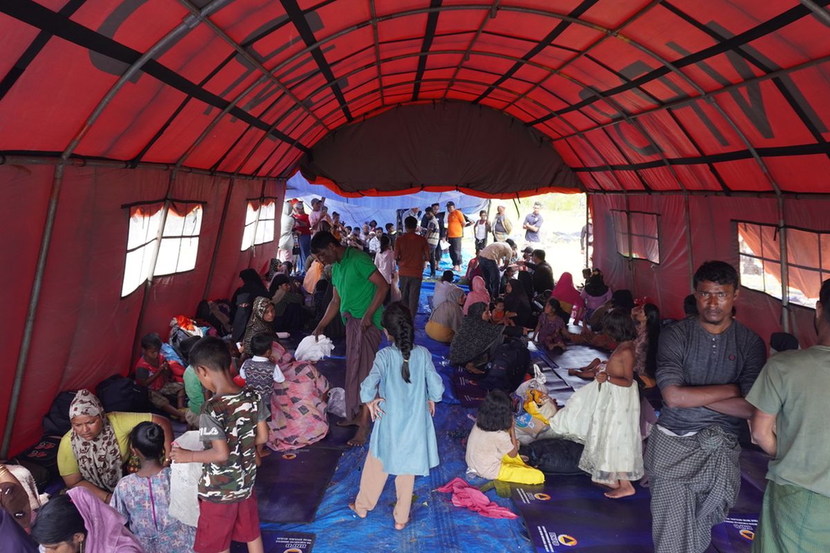 Sebanyak 157 pengungsi Rohingnya dari Bangladesh yang tiba di Desa Karang Gading, Kecamatan Labuhan Deli, Deli Serdang pada Sabtu (30/12/2023) tidur di bawah tenda BPBD. Desa ini bersebelahan dengan Desa Kuala Besar, Kecamatan Secanggang, Langkat. Warga memberi bantuan makanan kepada para pengungsi namun keberatan dengan keberadaan mereka di lokasi tersebut.