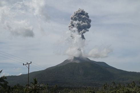 Terpapar Abu Vulkanik Lewotobi, Warga Terserang Sesak Napas hingga Gatal