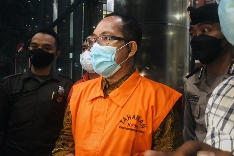 Tersangka kasus dugaan korupsi berupa suap pengurusan perkara di PN Surabaya, Itong Isnaini Hidayat ditemui di Gedung Merah Putih KPK, Kuningan, Jakarta, Jumat (21/1/2022) dini hari. 