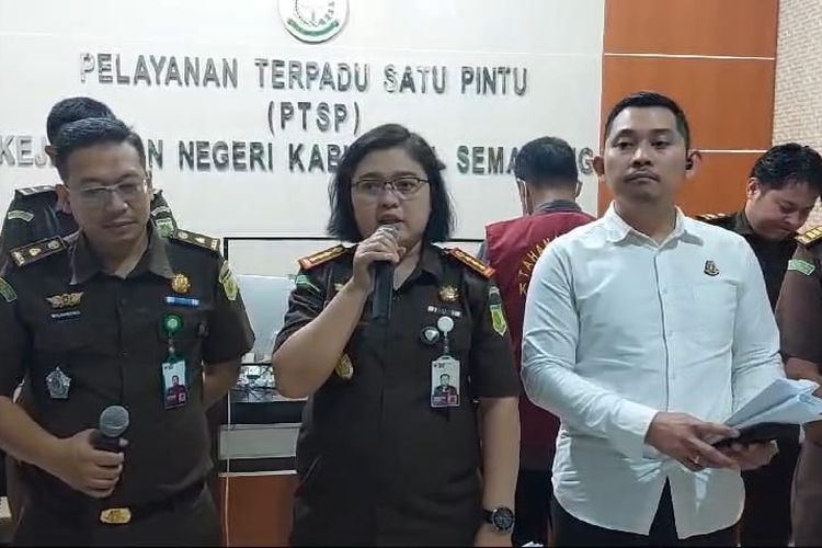 Kepala Kejaksaan Negeri Kabupaten Semarang Raden Roro Theresia Tri Widorini  mengumumkan penetapan tersangka MAS yang merugikan negara Rp 8,5 miliar