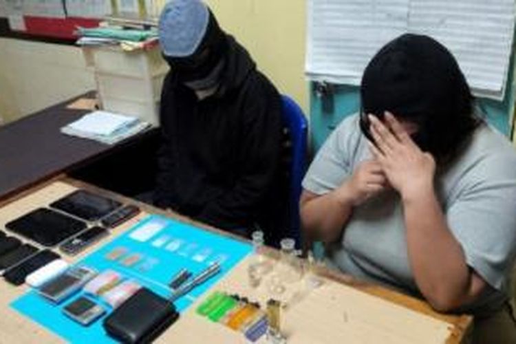 Sepasang suami istri, F dan S, ditangkap Satuan Reserse Narkoba Polresta Pontianak, Jumat (31/7/2015), setelah keduanya diduga terlibat dalam peredaran narkoba.