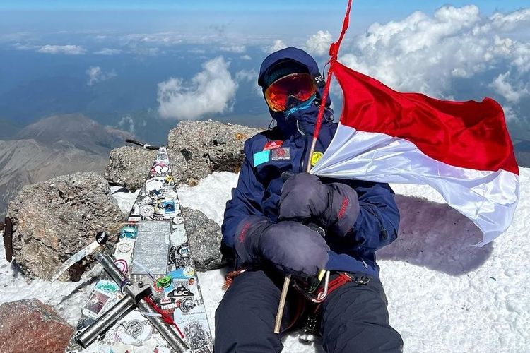 Pendaki Indonesia Khansa Shalaa saat mengibarkan bendera Merah Putih di puncak Gunung Elbrus, puncak tertinggi di Eropa, pada Rabu (17/8/2022). Pendakiannya merupakan bagian dari peringatan HUT Ke-77 Republik Indonesia.