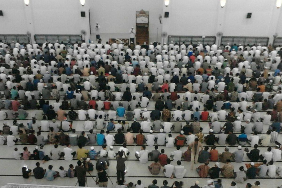 Suasana shalat tharawih pertama di Masjid At-Taqarrub di Desa Keude, Kecamatan Trienggadeng, Kabupaten Pidie Jaya.