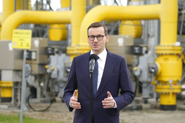 Perdana Menteri Polandia Mateusz Morawiecki berbicara kepada media di pompa bensin Gaz-System di Rembelszczyzna, dekat Warsawa, Polandia, Rabu, 27 April 2022. 