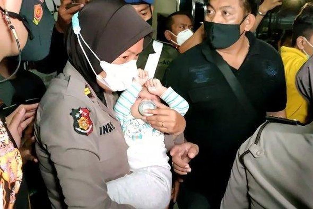Anak prajurit TNI Kodam Jaya saat didampingi unit PPA Polres Indramayu di Mapolres Indramayu, Jumat (21/5/2021) malam