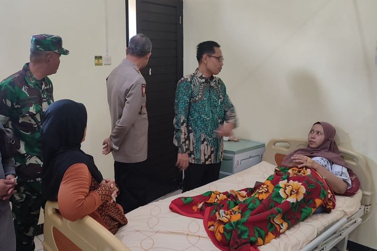 Salah satu KPPS dirawat di Puskesmas 1 Wanareja, Kabupaten Cilacap, Jawa Tengah, Selasa (30/1/2024).