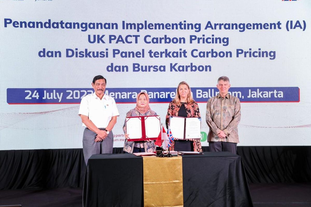 Menko Bidang Kemaritiman dan Investasi Luhut B. Pandjaitan menghadiri penandatanganan kesepakatan implementasi Bursa Karbon dengan Inggris di Jakarta, Senin (24/7/2023).