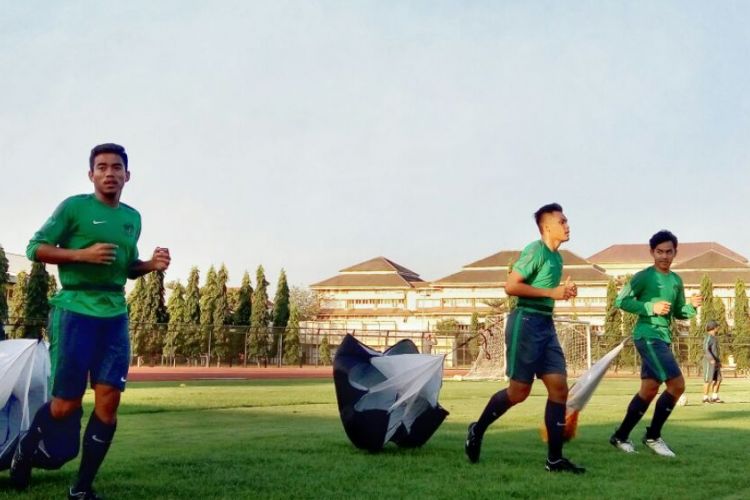 Pemain Timnas Indonesia U-19 saat berlatih di stadion Universitas Negeri Yogyakarta (UNY)