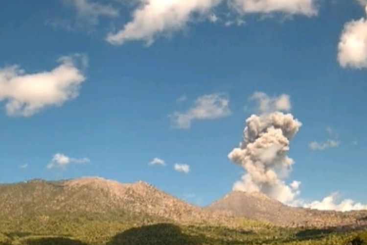 Gunung Lewotobi Meletus Minggu Pagi, Semburkan Abu Vulkanik Setinggi 1,5 Kilometer