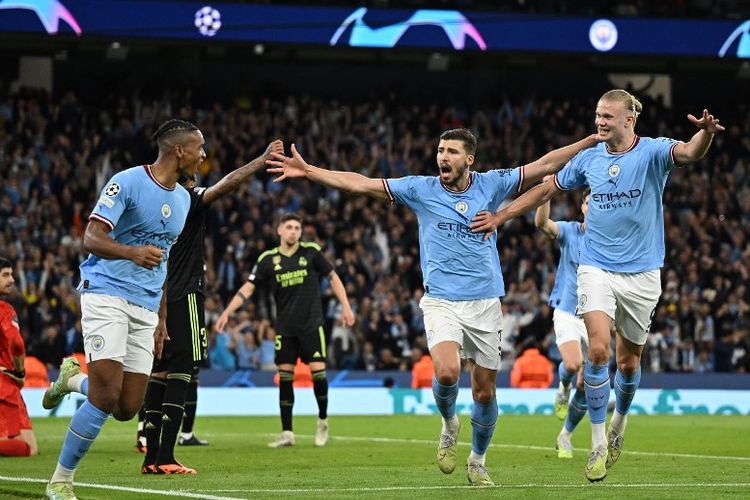 Para pemain Man City merayakan gol ketiga dalam pertandingan leg kedua semifinal Liga Champions 2022-2023 melawan Real Madrid di Stadion Etihad, Kamis (18/5/2023) dini hari WIB. Laga Man City vs Real Madrid berakhir 4-0 dan memastikan Man City melaju ke final Liga Champions. Selanjutnya, Man City berstatus juara Liga Inggris saat  melawan Chelsea dalam pekan ke-37 Premier League 2022-2023. Laga Man City vs Chelsea bergulir di Stadion Etihad pada Minggu (21/5/2023). Artikel ini berisi link live streaming Man City vs Chelsea. (Photo by Oli SCARFF / AFP)