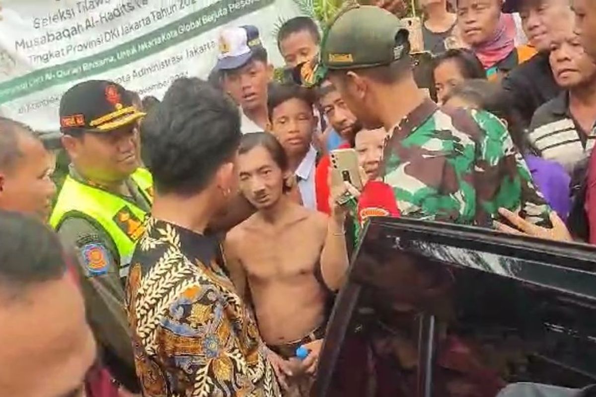 Wakil Presiden Gibran Rakabuming Raka meninjau lokasi banjir di Kebon Pala, Jakarta Timur, Kamis (28/11/2024).