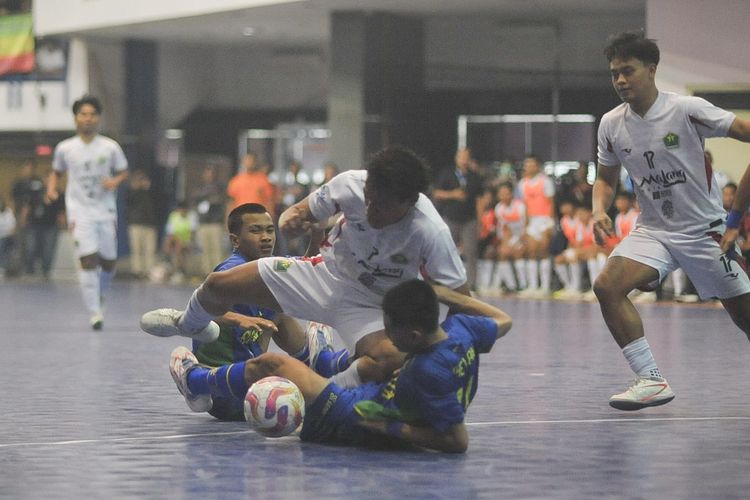 Laga final cabang olahraga futsal putra Pekan Olahraga Provinsi (Porprov) IX Jawa Timur 2025 antara Kota Malang dan Surabaya berjalan sengit dan berakhir ricuh yang berlangsung di Graha Polinema, Kota Malang, Jumat (27/6/2025) sore.