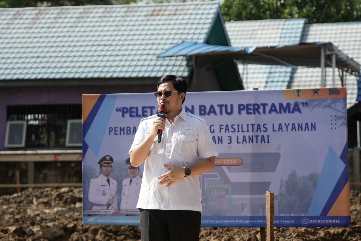 Bupati HST Aulia saat meletakan batu pertama sebagai tanda dimulainya pembangunan gedung fasilitas layanan perpustakaan, Rabu (5/6/2024). 
