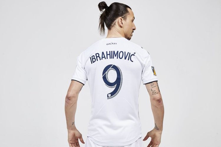 Zlatan Ibrahimovic bergaya dalam sesi foto perkenalan pemain baru LA Galaxy, Jumat (23/3/2018).