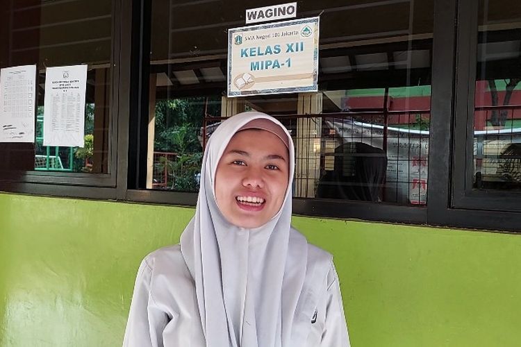Fatimah Azzahra (17), siswi SMA Negeri 101 Jakarta, mengatakan tidak ada siswi muslim yang pernah dipaksa memakai kerudung di sekolahnya, Jumat (14/10/2022).