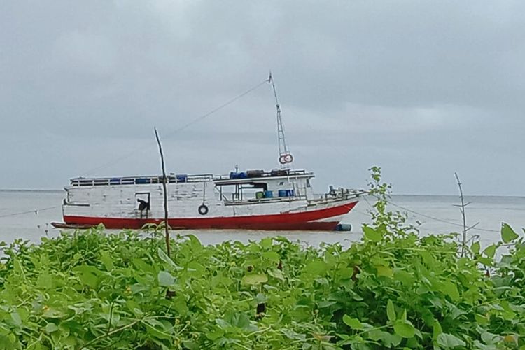 Aparat kepolisian di kabupaten Seram bagian Timur, Maluku menahan Kapal Motor Elfa Jaya yang mengangkut 15 ton bahan bakar minyak (BBM) tanpa dokumen, Kamis (8/9/2022). Kapten kapal dan 6 ABK saat ini sedang menjalani pemeriksaan.