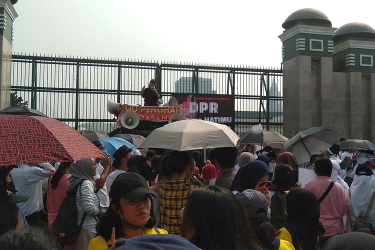 Ratusan perempuan gelar aksi demo di depan gedung DPR RI. Mereka menuntut anggota DPR Sahkan RUU PKS, Selasa (17/9/2019)