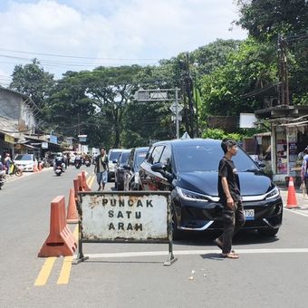 Rekayasa one way arah Jakarta diberlakukan di sepanjang jalur wisata Puncak Bogor, Jawa Barat, Senin (23/3/2026) siang. Dengan adanya one way ini, maka arus kendaraan yang menuju Puncak ditutup sementara di sejumlah titik. Penutupan dilakukan di Simpang Gadog, Jalan Raya Ciawi, hingga kawasan sekitar Gerbang Tol (GT) Ciawi.