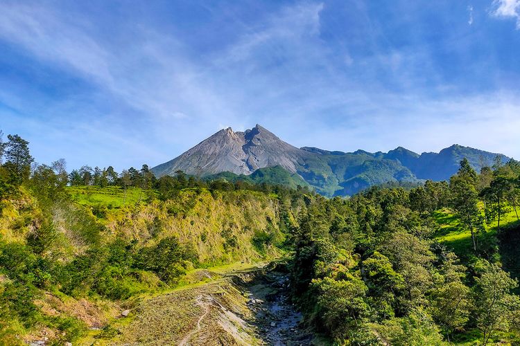 Gunung Merapi dilihat dari Kali Talang, Klaten