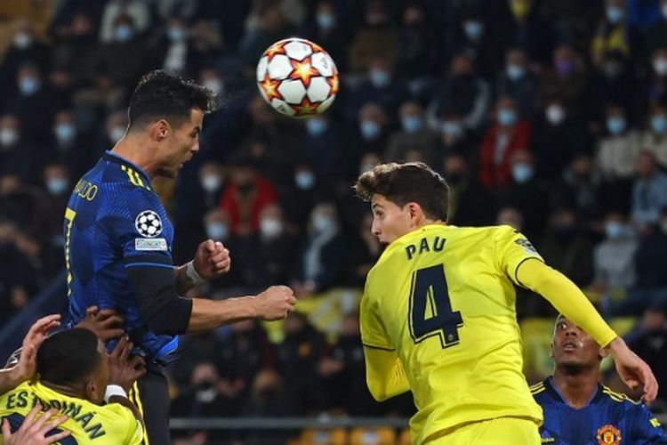 Cristiano Ronaldo melakukan sundulan saat Man United melawan Villarreal pada matchday kelima Grup F Liga Champions.